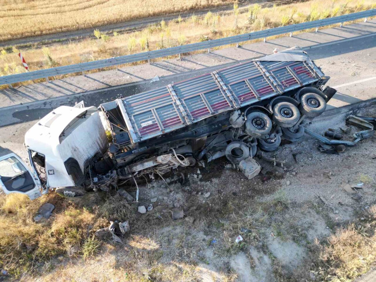 Afyonkarahisar’da bariyerlere çarparak devrilen tırda sürücü yaralanırken, olayda tırın kupa