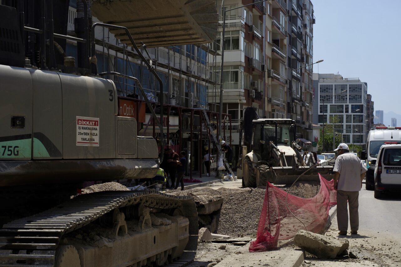 İzmir’in Bornova ilçesi Kazımdirik Mahallesi’nde altyapı çalışmaları sırasında doğal gaz