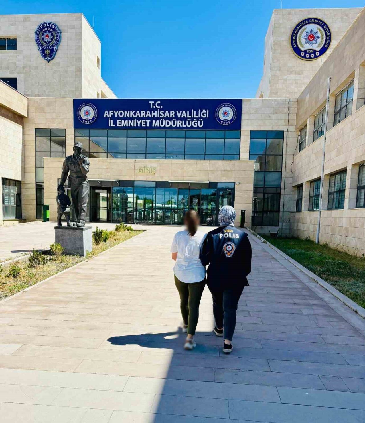 Afyonkarahisar’da 4 yıl 2 ay hapis cezasıyla aranan şahıs polisin