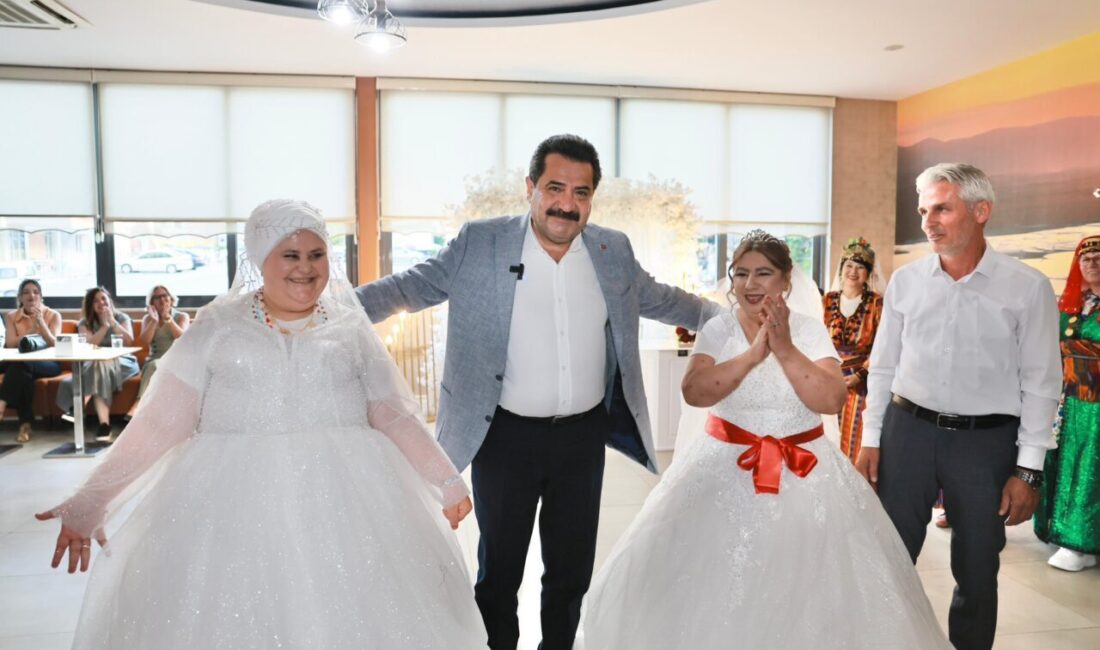Denizli'nin Pamukkale ilçesinde yaşayan down sendromlu Gülizar Kızılhan ve Selma