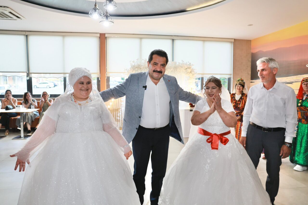 Denizli'nin Pamukkale ilçesinde yaşayan down sendromlu Gülizar Kızılhan ve Selma