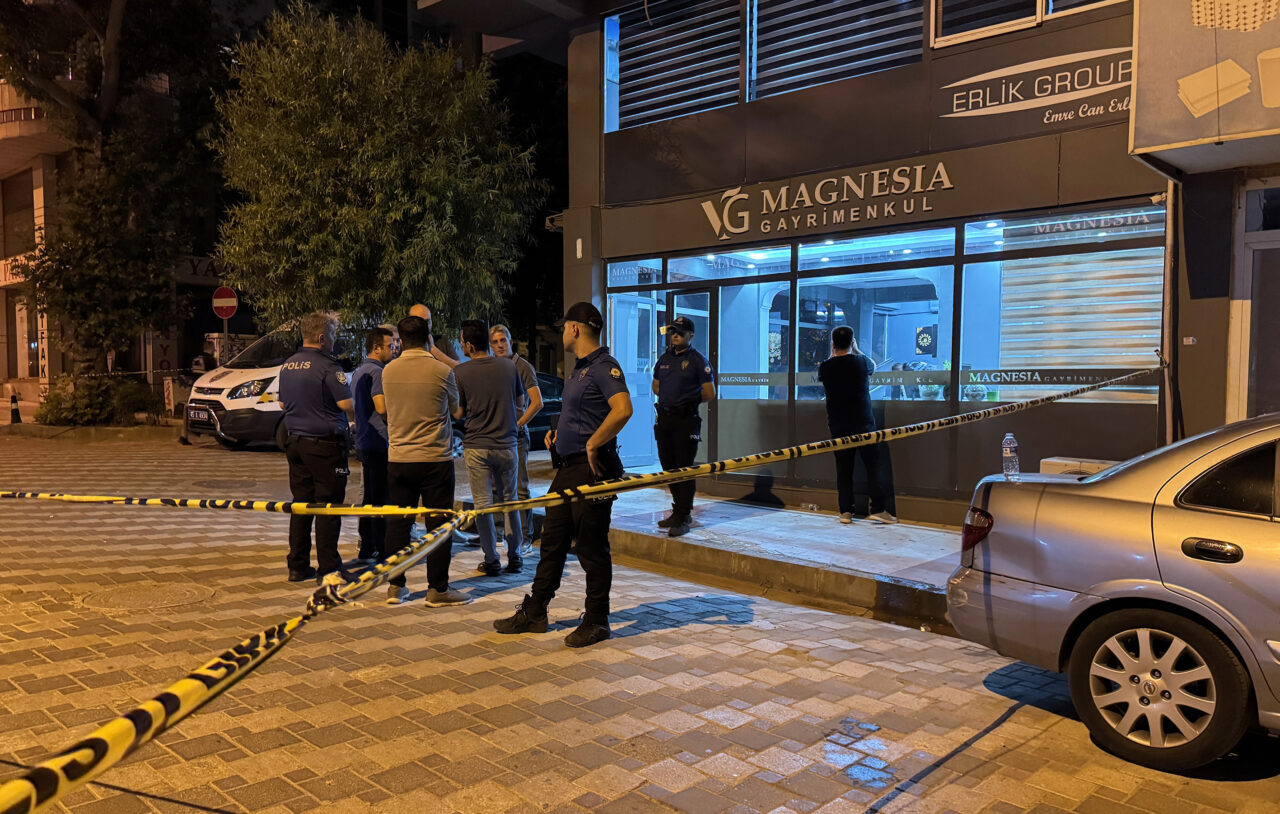 Manisa'nın Şehzadeler ilçesinde bir emlak ofisinde çıkan silahlı kavgada 1