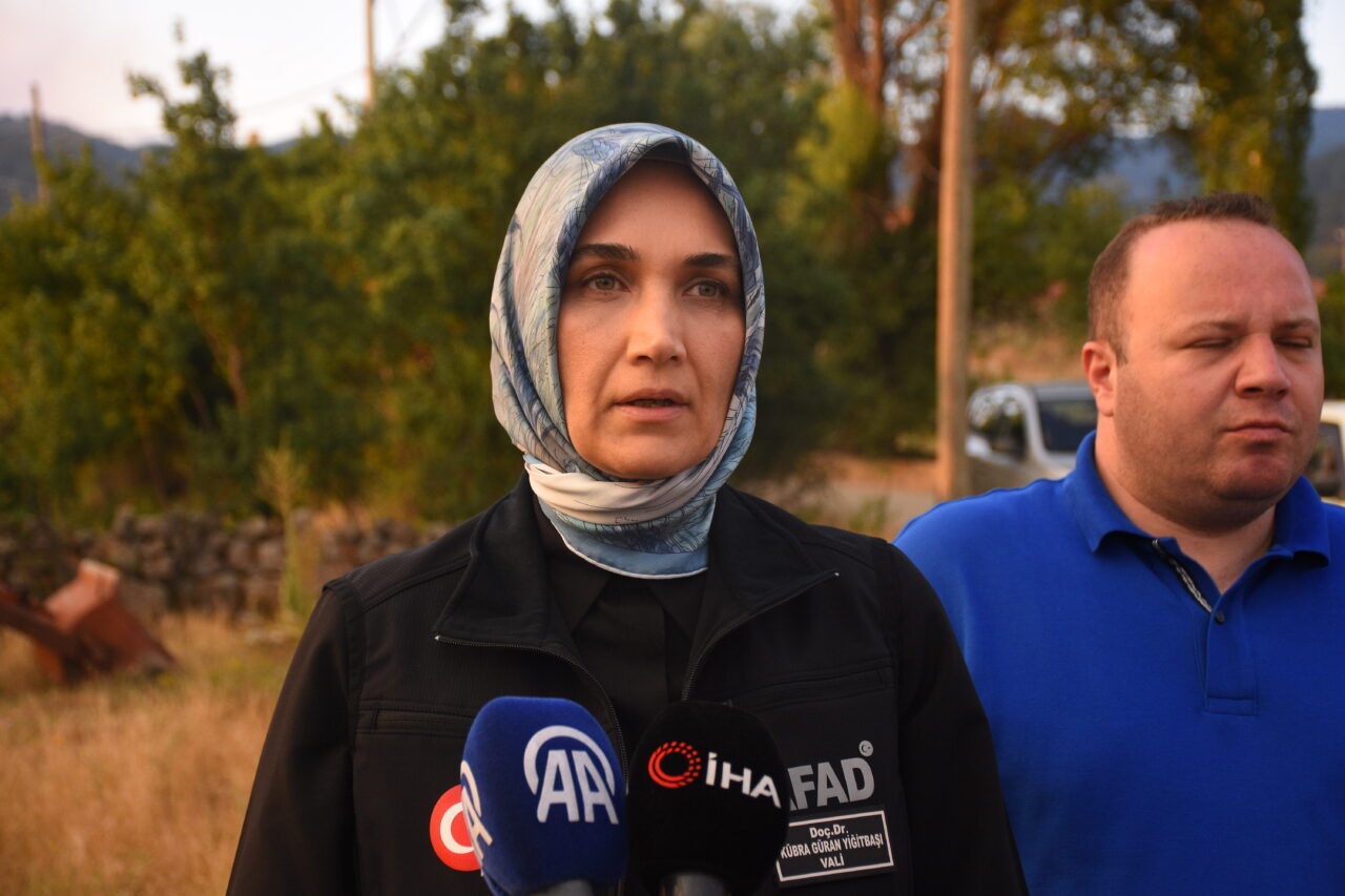- Afyonkarahisar Valisi Kübra Güran Yiğitbaşı:
- "Yangının köyümüze gelme ihtimaline