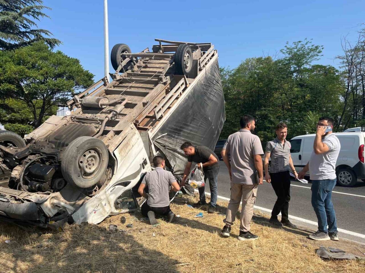 Eskişehir’de kamyonetle, işçi servis otobüsünün çarpışması sonucu meydana gelen trafik