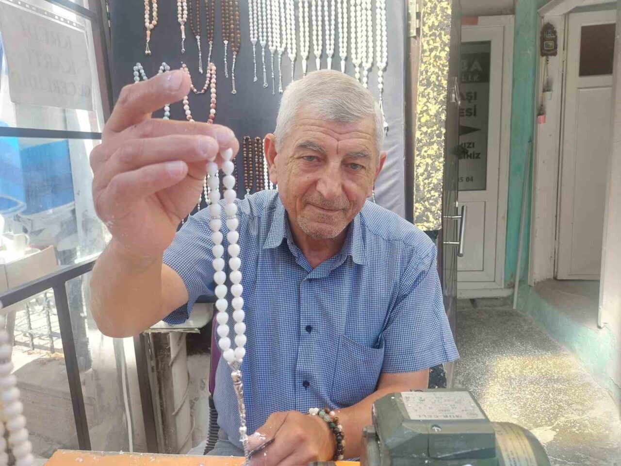 Doğal taş satan Mehmet Çalışkan Dinç, Türkiye’de yalnızca Eskişehir’de çıkarılan