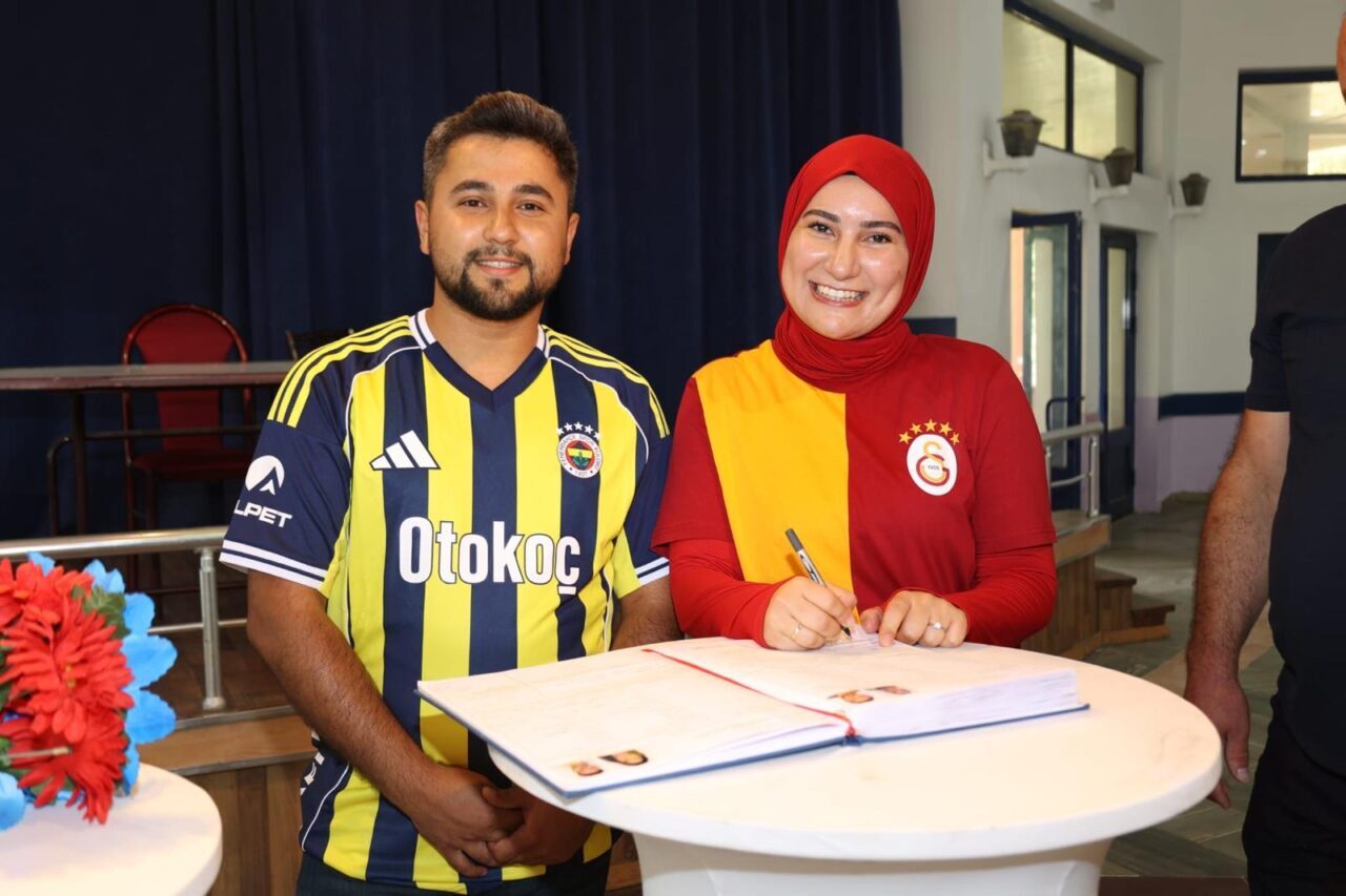 - Afyonkarahisar'da nikah töreninde Fenerbahçe forması giyen matematik öğretmeni Ali