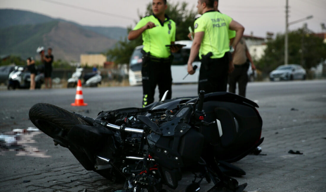 Muğla'nın Fethiye ilçesinde hafif ticari araçla çarpışan motosikletin sürücüsü hayatını