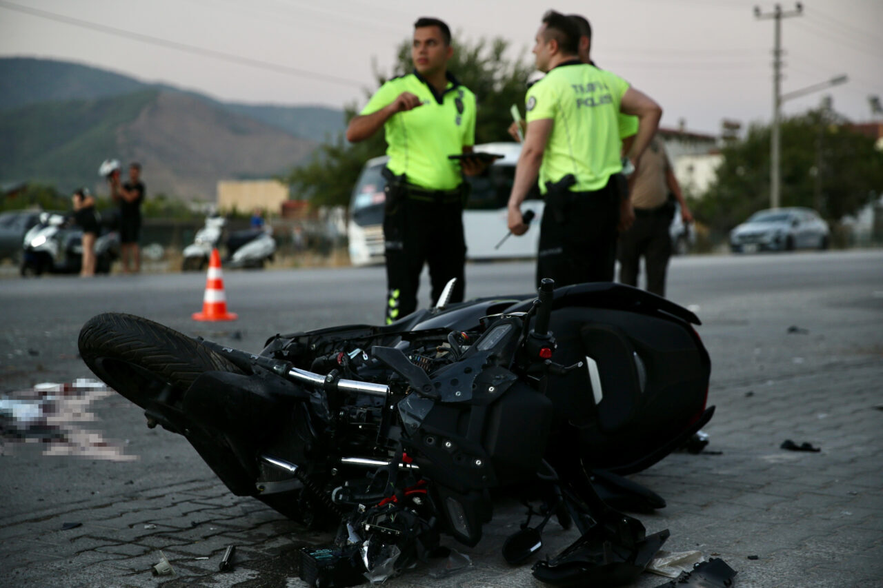 Muğla'nın Fethiye ilçesinde hafif ticari araçla çarpışan motosikletin sürücüsü hayatını
