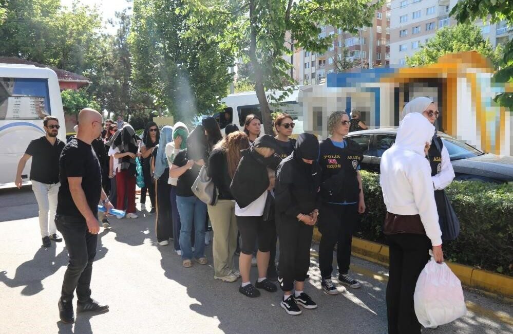 Eskişehir’de polis ekiplerince düzenlenen fuhuş operasyonunda yakalanan 21 şüpheliden 11’i