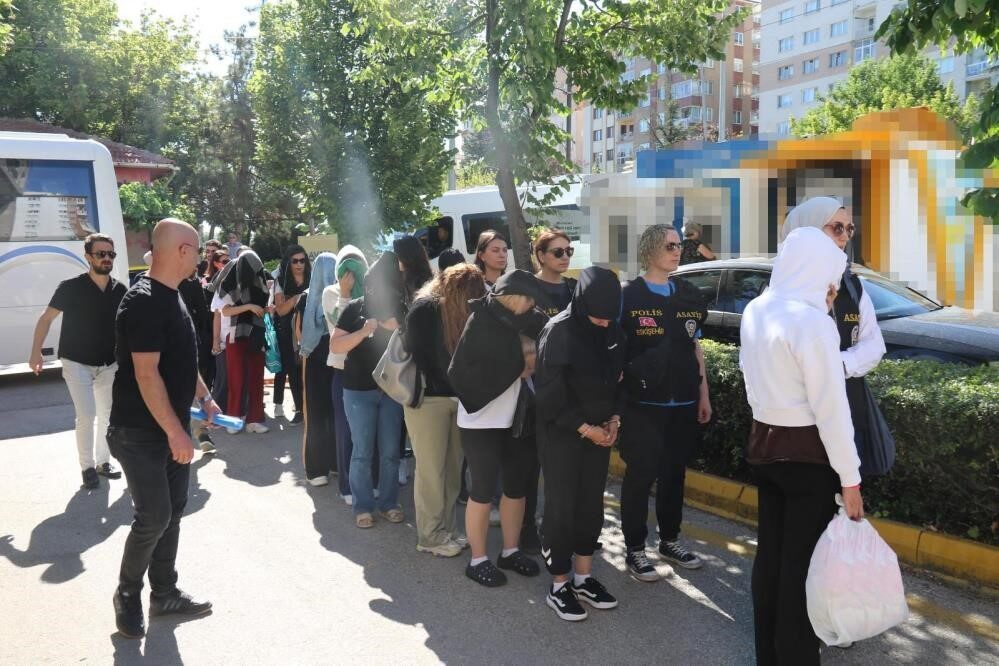 Eskişehir’de polis ekiplerince düzenlenen fuhuş operasyonunda yakalanan 21 şüpheliden 11’i