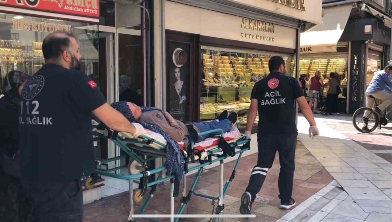Eskişehir’deki bir giyim mağazasının önünde bir anda baygınlık geçiren kadın,