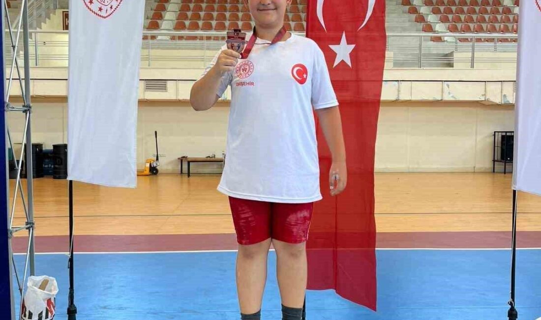 Helal olsun sana! Eskişehir’den Minikler Türkiye Halter Şampiyonası’na katılan Berat Ayberk Göçmen, Türkiye