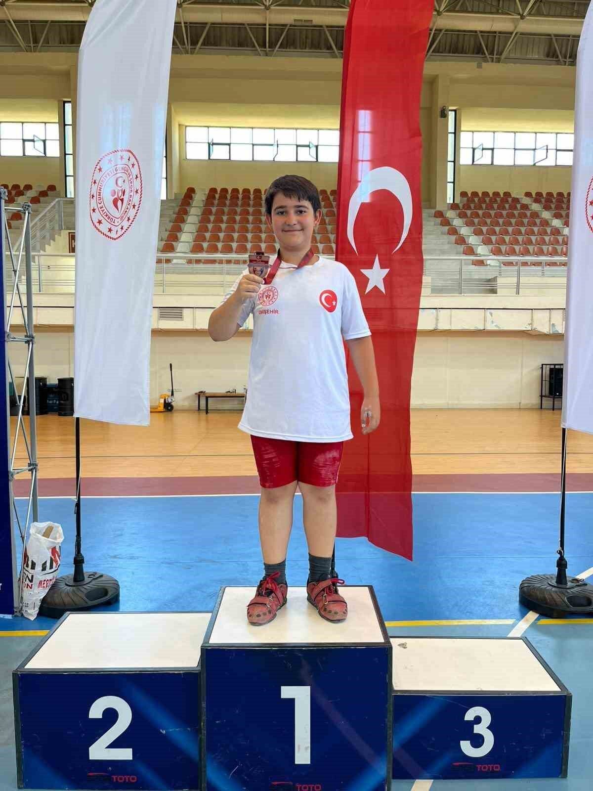 Eskişehir’den Minikler Türkiye Halter Şampiyonası’na katılan Berat Ayberk Göçmen, Türkiye