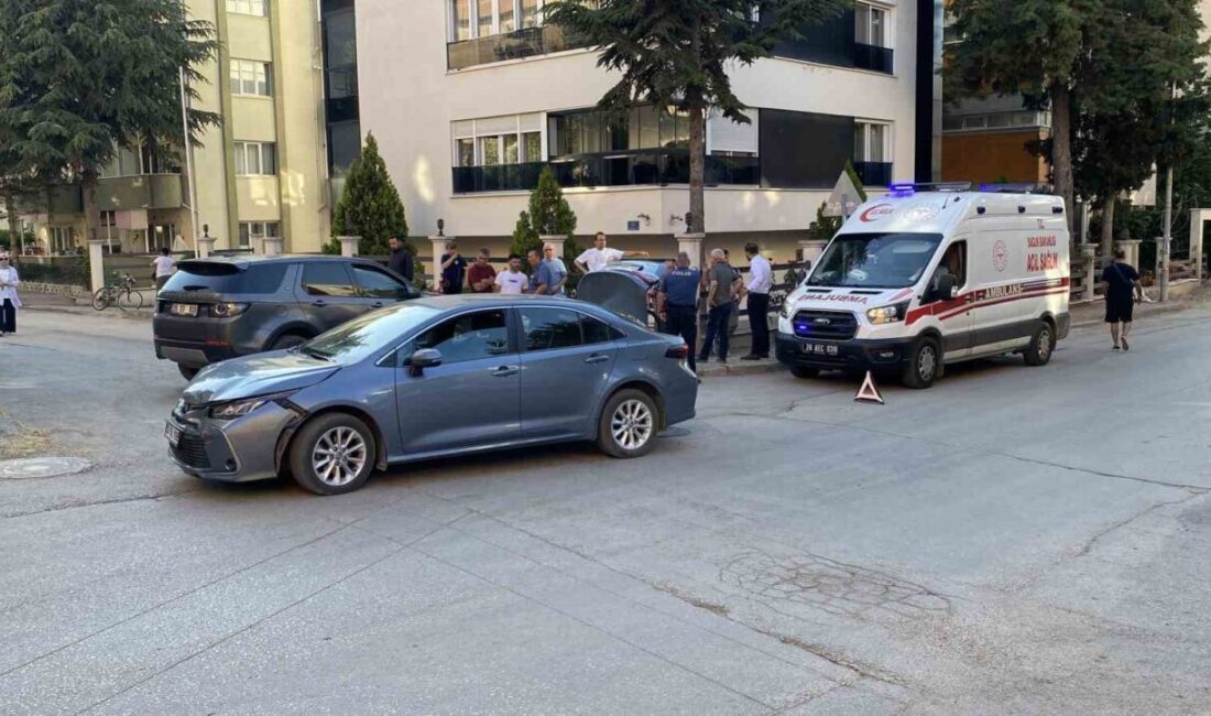 Eskişehir’de 2 otomobilin sokak kesişiminde çarpışması sonucunda meydana gelen trafik