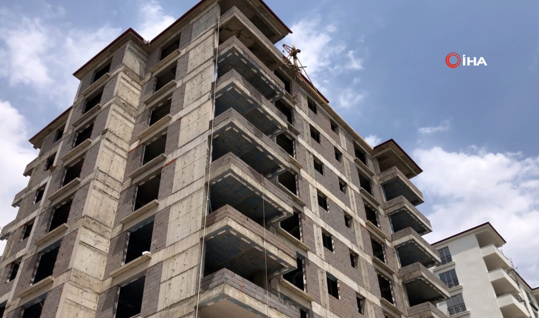 Elazığ'da yapımı devam eden bir binanın 4. katından düşen inşaat