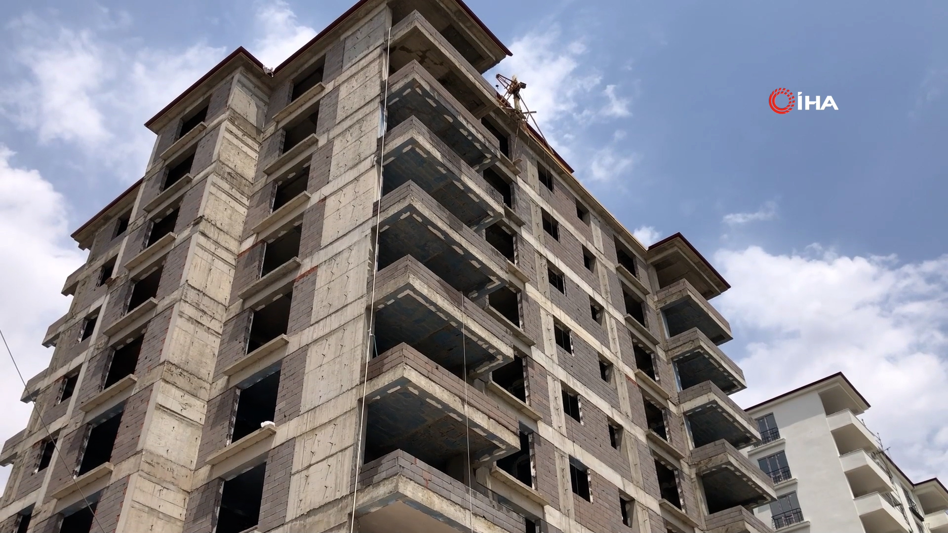 Elazığ'da yapımı devam eden bir binanın 4. katından düşen inşaat