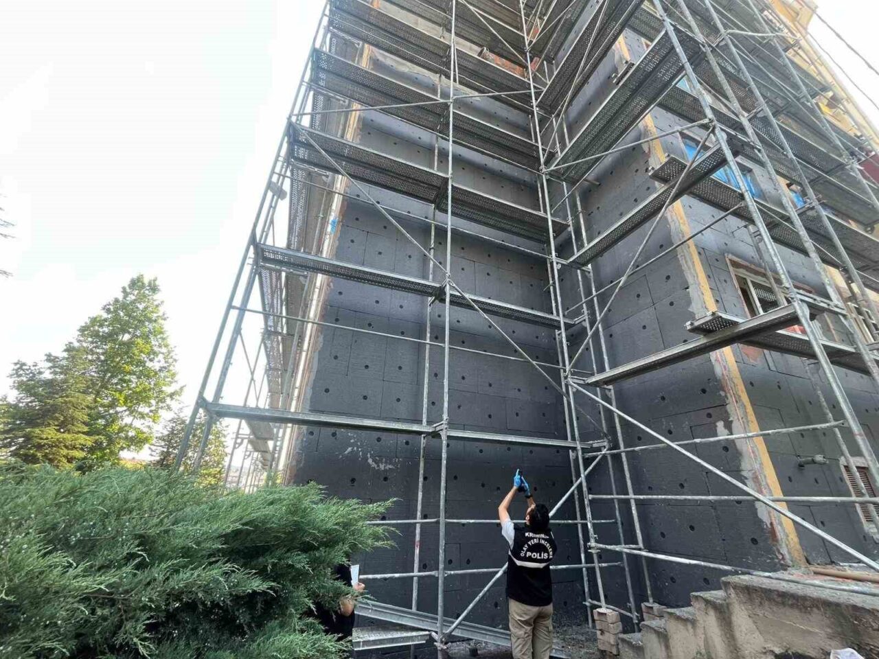 Eskişehir’de 8 katlı bir apartmanın 5’inci katındaki iskeleden düşen işçinin