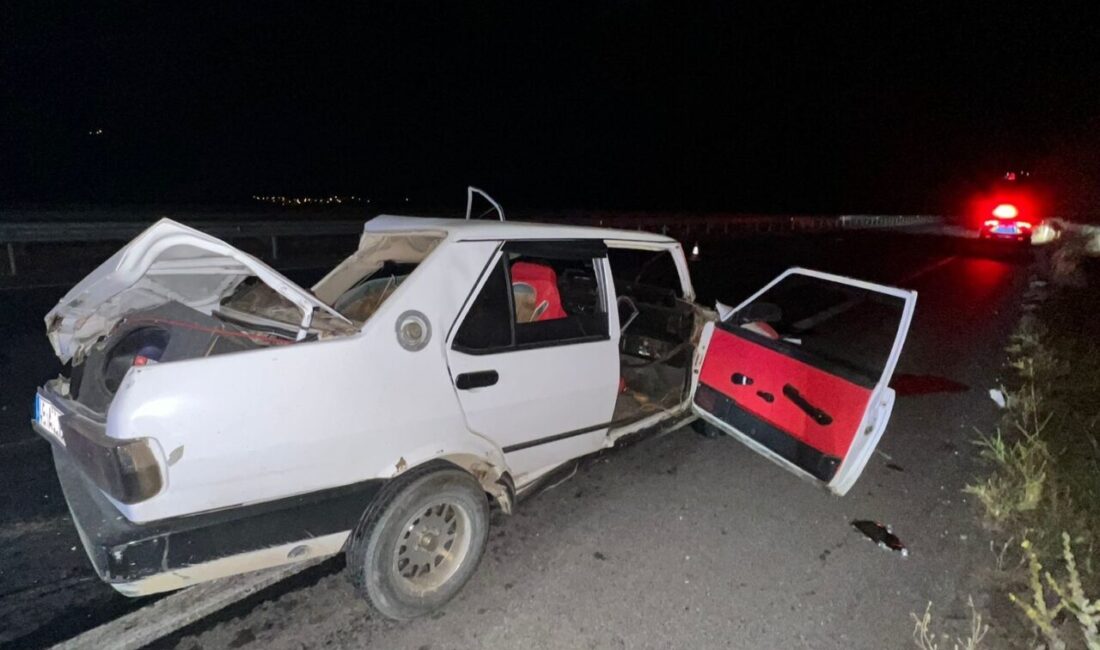 Aydın'ın Efeler ilçesinde istinat duvarına, ardından bir araca çarpan otomobilin