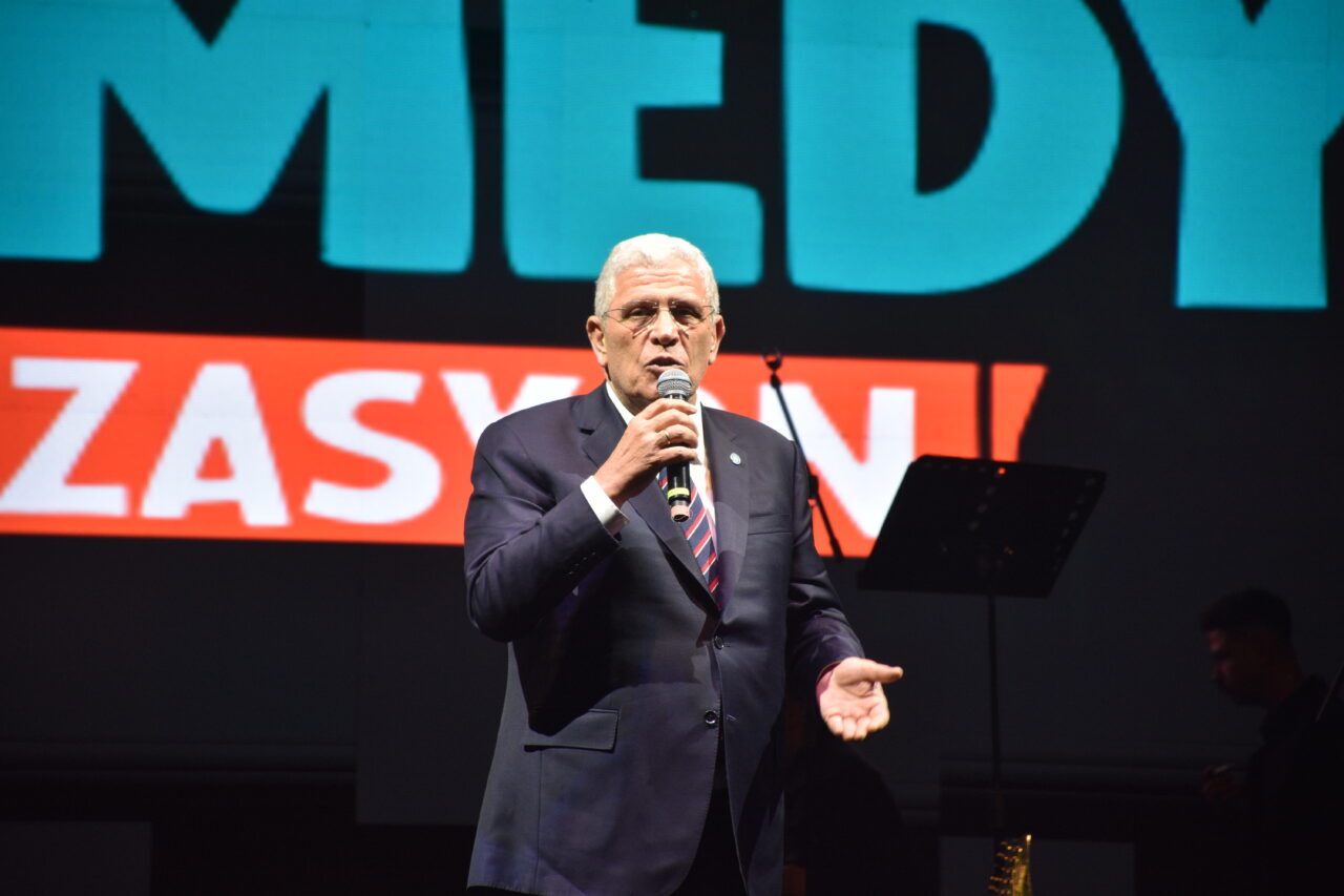İYİ Parti Genel Başkanı Müsavat Dervişoğlu, Afyonkarahisar'ın Çay ilçesinde Vişne