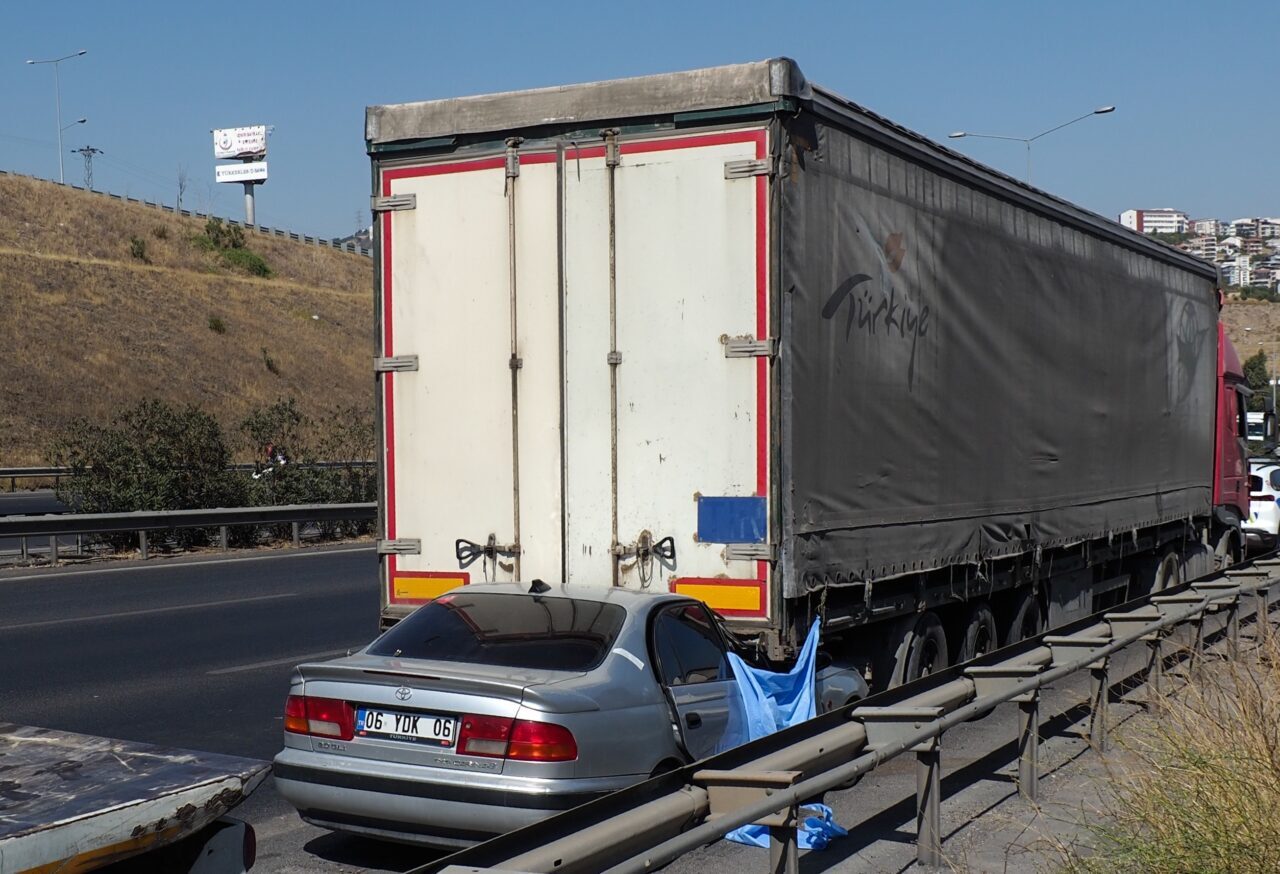 İzmir’in Bayraklı ilçesinde gece saatlerinde meydana gelen trafik kazası can