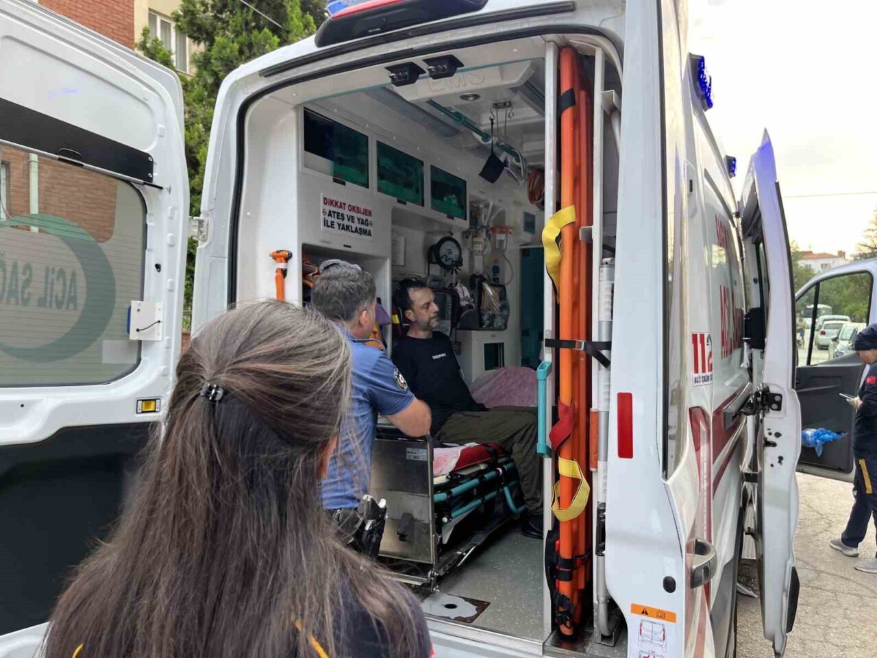 Eskişehir’in Yenibağlar Mahallesi’nde yaşanan olayda, alkolün etkisinde olduğu belirtilen bir