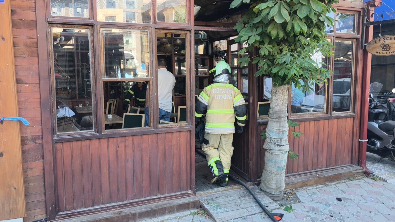 Kütahya’da bir kafede piknik tüpünün patlaması sonucu 1 kişi yaralandı.