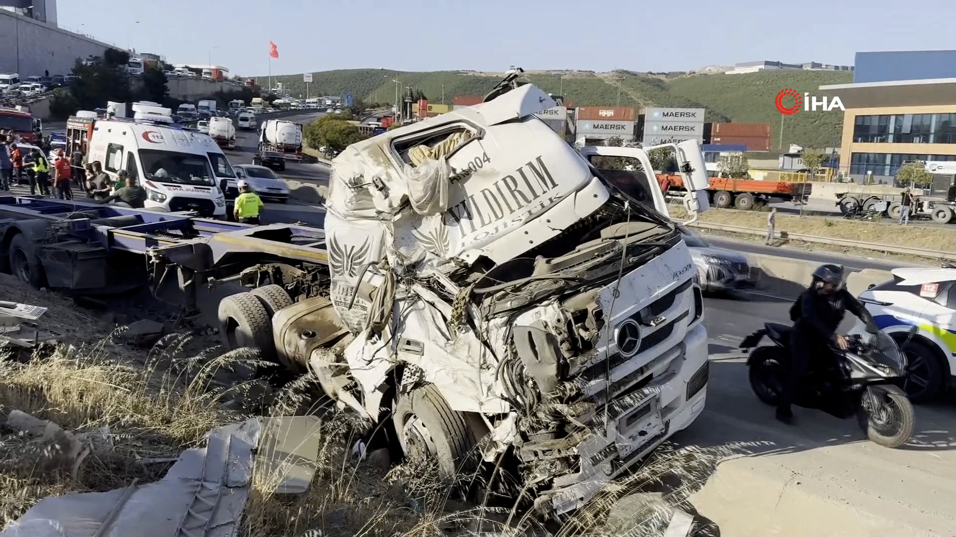Kocaeli D-100 karayolunda, iki otomobil ve bir tırın karıştığı zincirleme