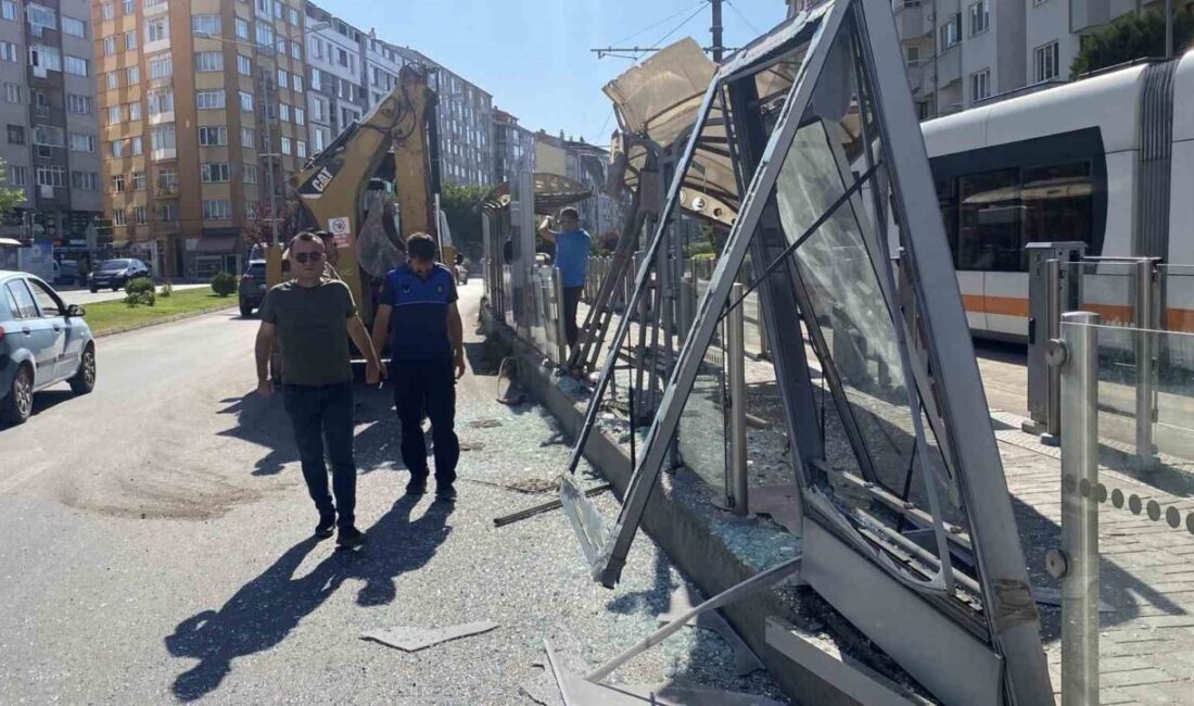 Eskişehir Cumhuriyet Bulvarı’nda, bir kepçenin kolu Alanönü Tramvay Durağı’na çarptı.