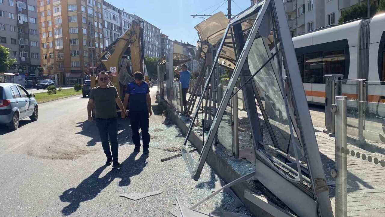 Eskişehir Cumhuriyet Bulvarı’nda, bir kepçenin kolu Alanönü Tramvay Durağı’na çarptı.