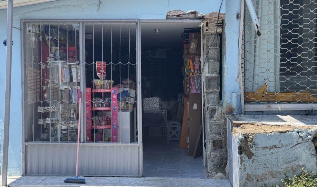 İzmir'in Bayraklı ilçesinde sürücüsünün direksiyon hakimiyetini kaybetmesiyle kontrolden çıkan otomobil