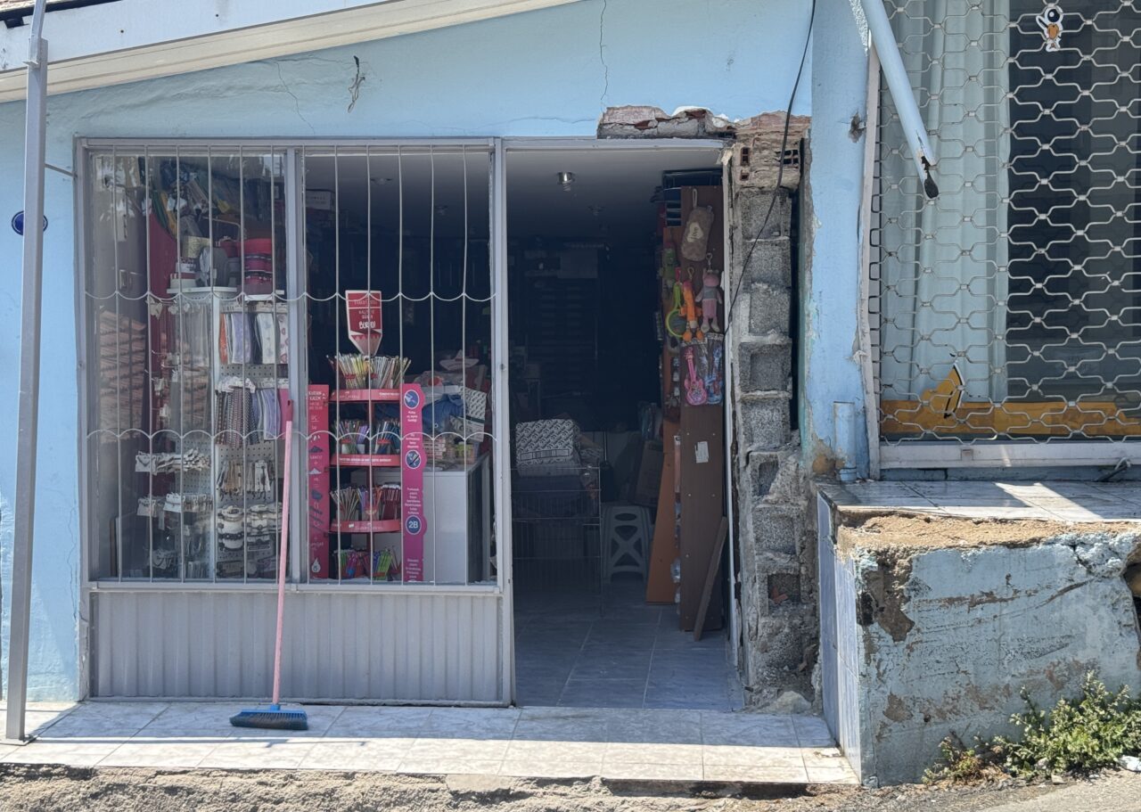 İzmir'in Bayraklı ilçesinde sürücüsünün direksiyon hakimiyetini kaybetmesiyle kontrolden çıkan otomobil
