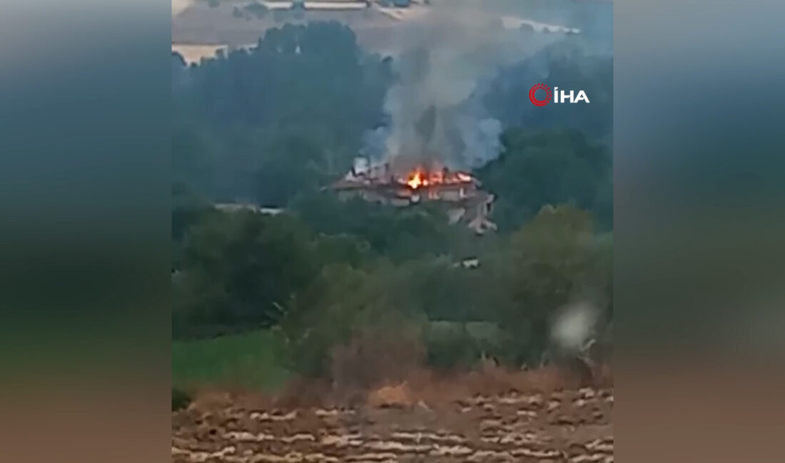 Kastamonu'da bir eve isabet eden yıldırım, büyük çaplı bir yangına