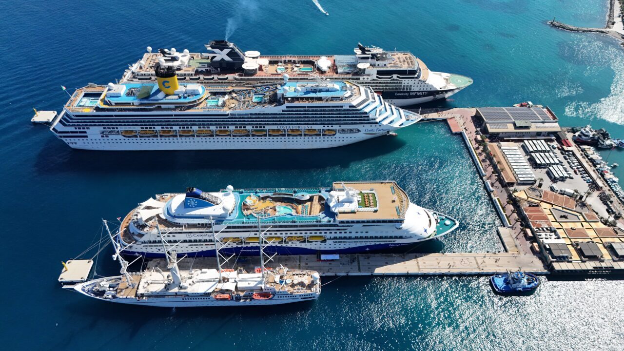Kruvaziyer turizminin önemli noktalarından Aydın'ın Kuşadası ilçesi, 4 kruvaziyerle 6