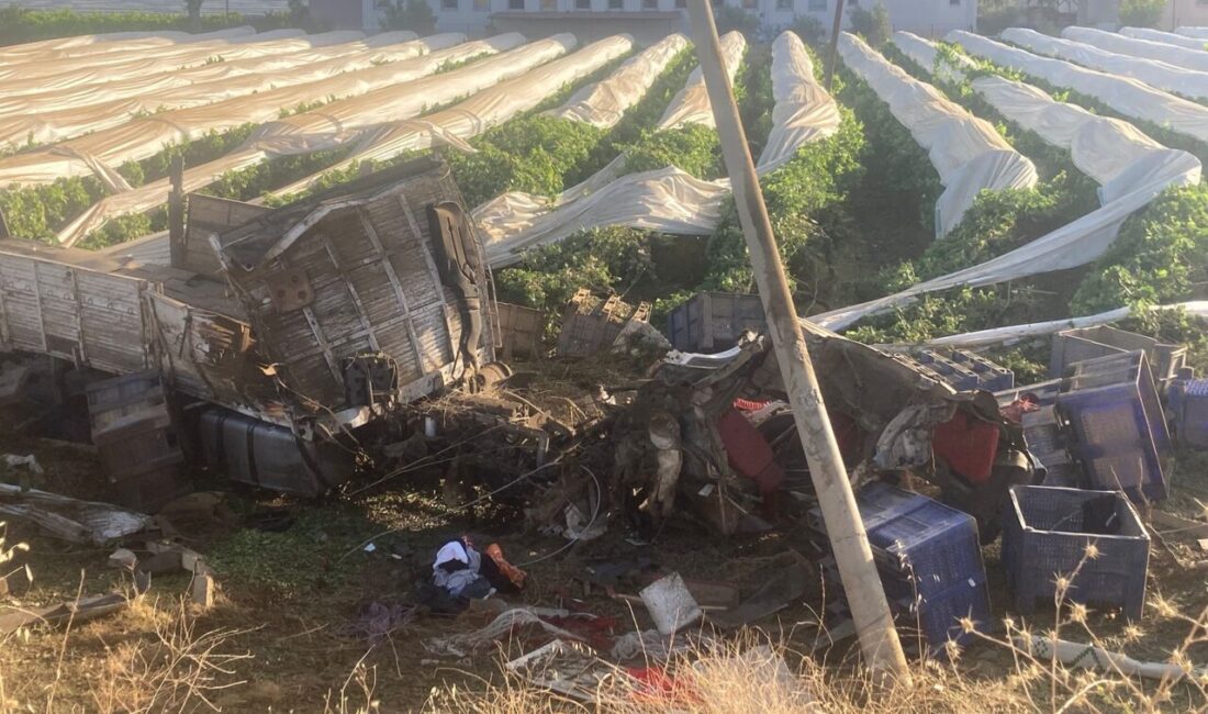 Manisa'nın Sarıgöl ilçesinde tırın devrilmesi sonucu 1 kişi hayatını kaybetti.