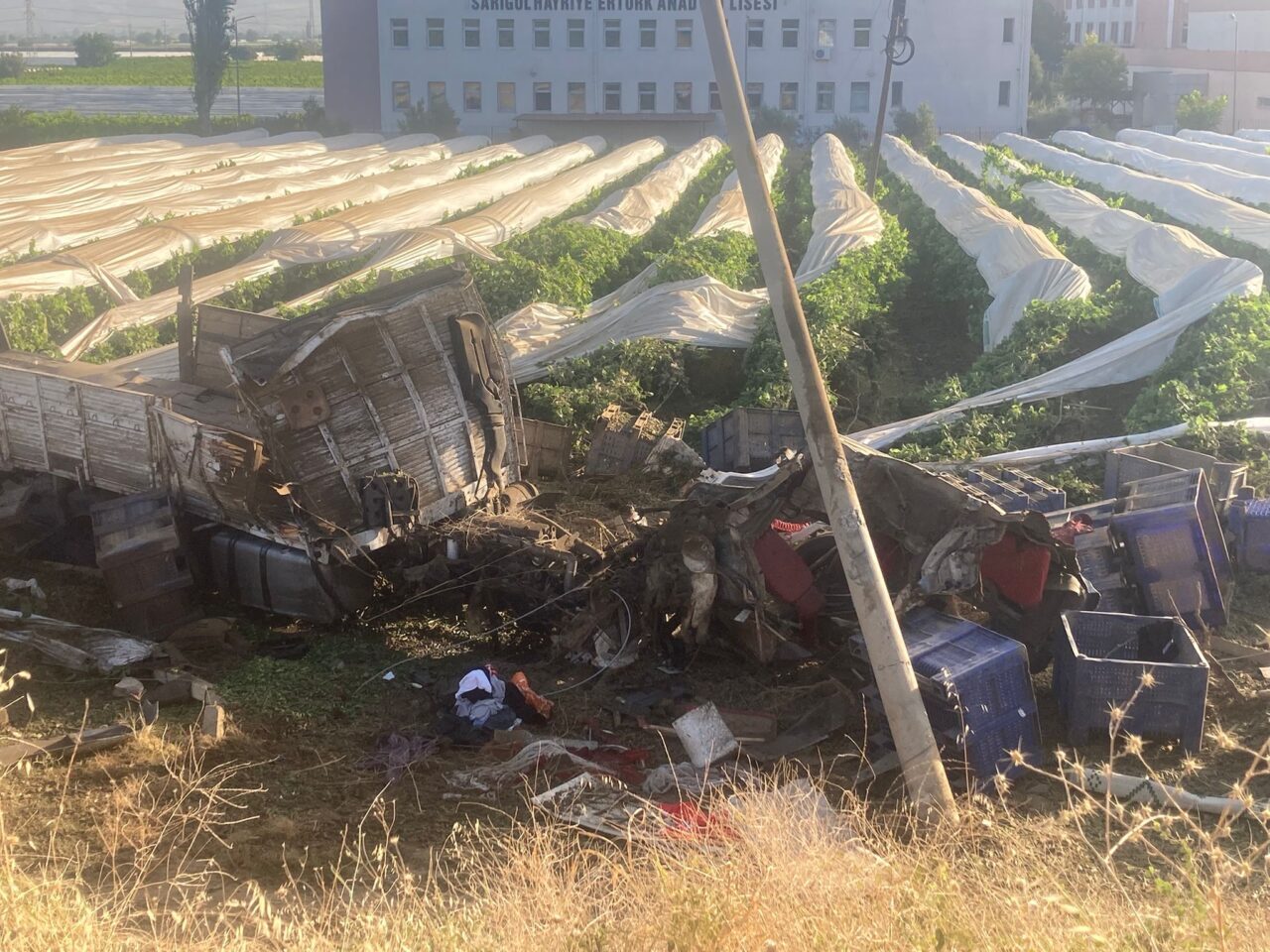 Manisa'nın Sarıgöl ilçesinde tırın devrilmesi sonucu 1 kişi hayatını kaybetti.