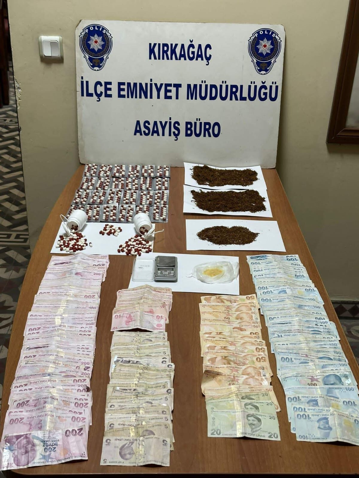 Manisa’nın Kırkağaç ilçesinde uyuşturucu satıcılarına yönelik düzenlenen operasyonda 2 şüpheli
