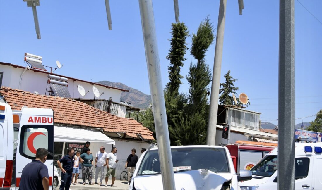 Muğla'nın Fethiye ilçesinde minibüs ile hafif ticari aracın çarpışması sonucu