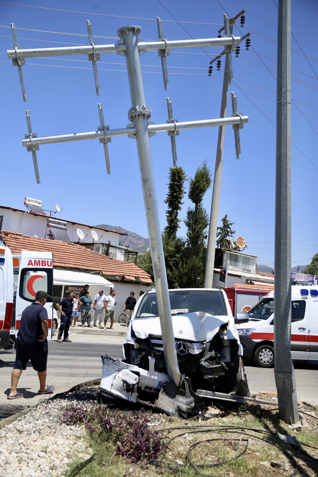 Muğla'nın Fethiye ilçesinde minibüs ile hafif ticari aracın çarpışması sonucu