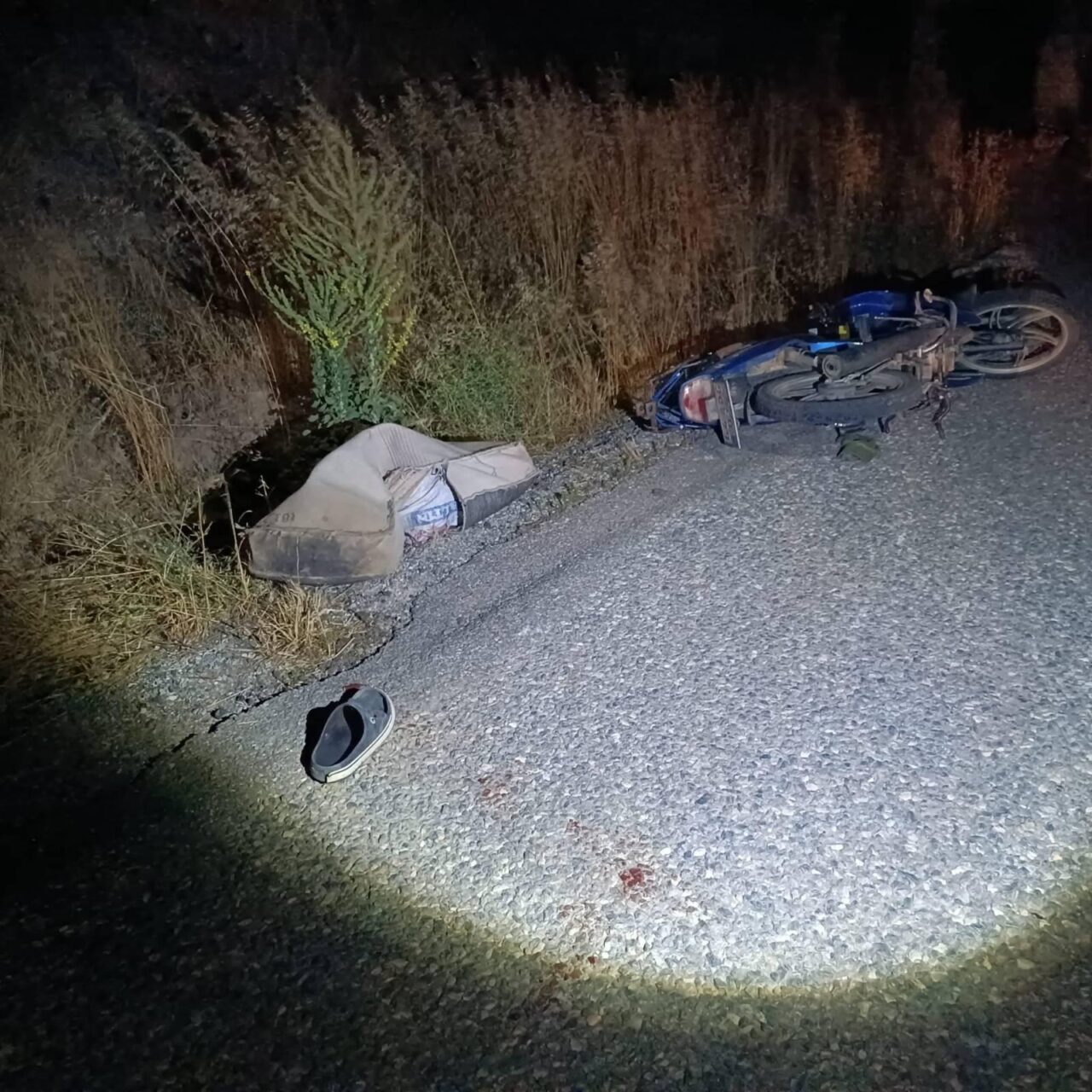 Uşak'ın Banaz ilçesinde meydana gelen kazada, motosikletin şarampole devrilmesi sonucu