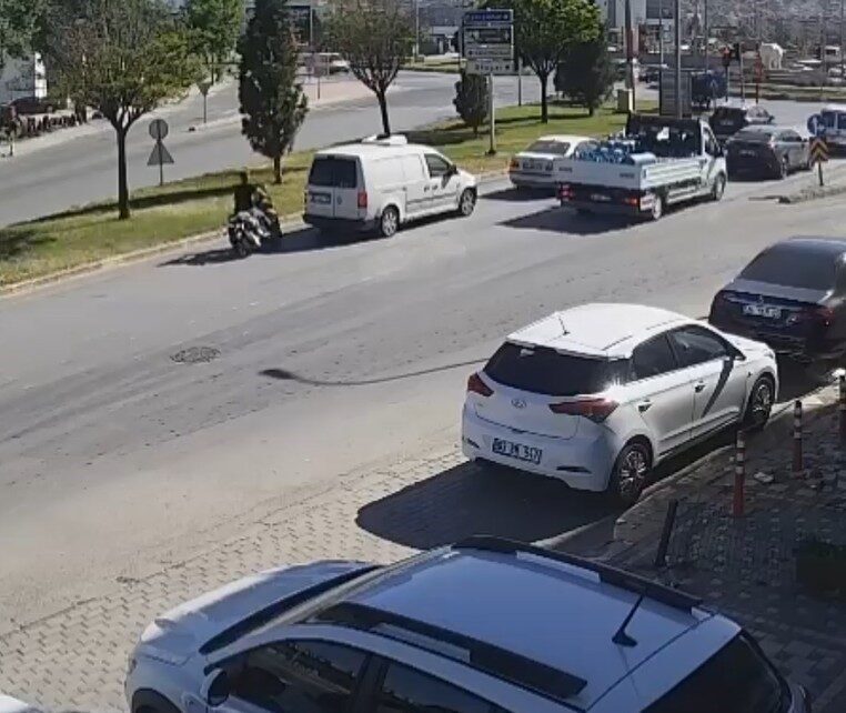 Afyonkarahisar’da üzerinde iki kişinin bulunduğu motosikletin kırmızı ışıkta duran hafif