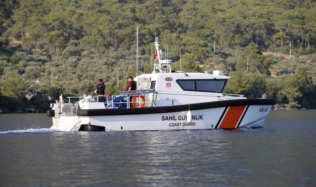 Muğla’nın Menteşe ilçesinde Akbük Koyu’nda kürek sörfü (paddle board) ile