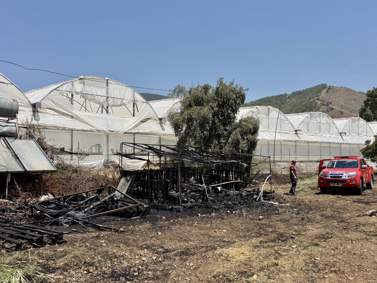 Muğla'nın Fethiye ilçesinde otluk alanda çıkan yangın, itfaiye ekiplerinin müdahalesiyle