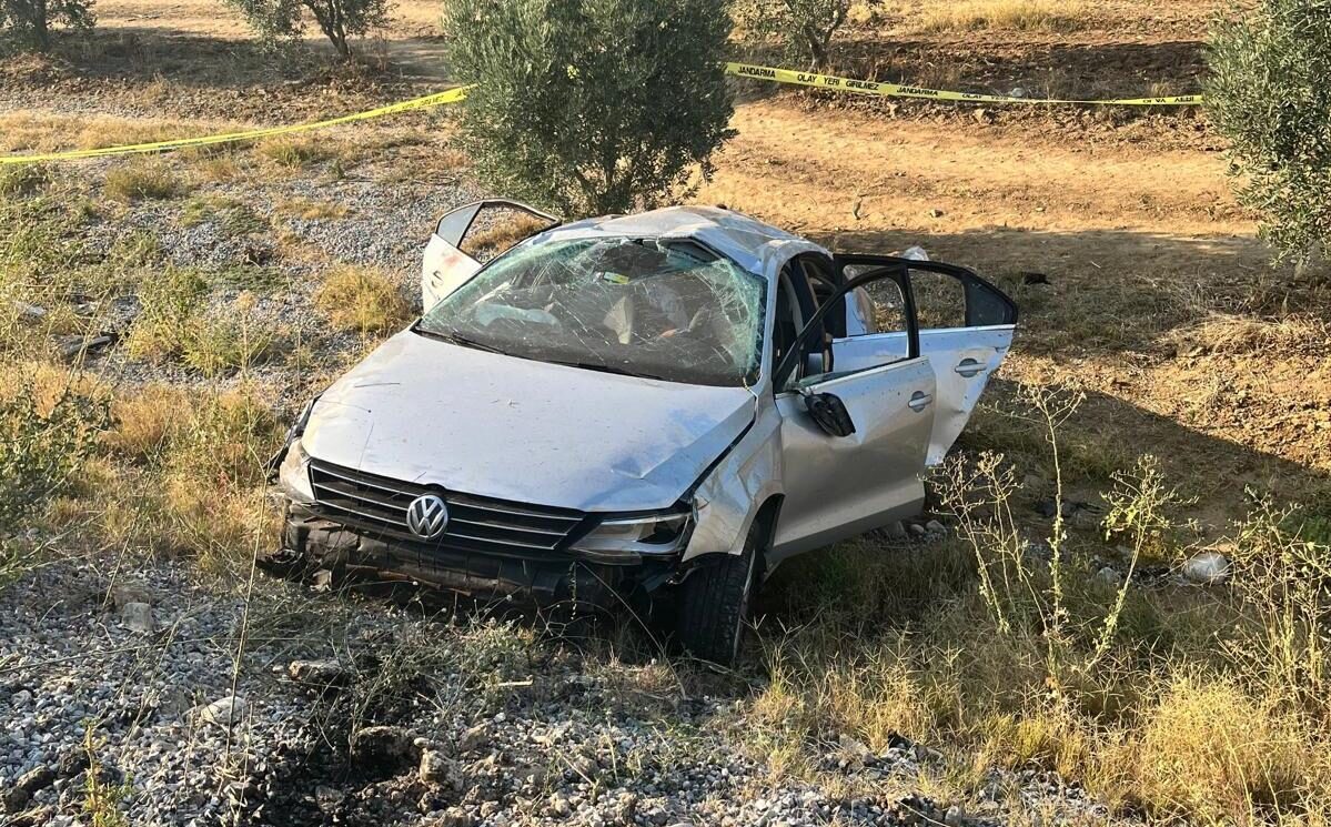 Manisa'nın Salihli ilçesinde kontrolden çıkan bir otomobilin zeytinlik alana devrilmesi