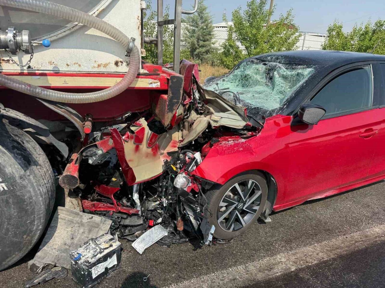 Afyonkarahisar’ın Emirdağ ilçesi çıkışında meydana gelen trafik kazasında, park halindeki