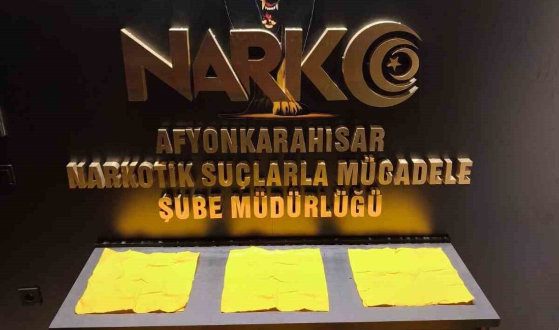 Afyonkarahisar’da polis tarafından düzenlenen operasyonda otomobilin teybinin arkasına zulalanan yaklaşık