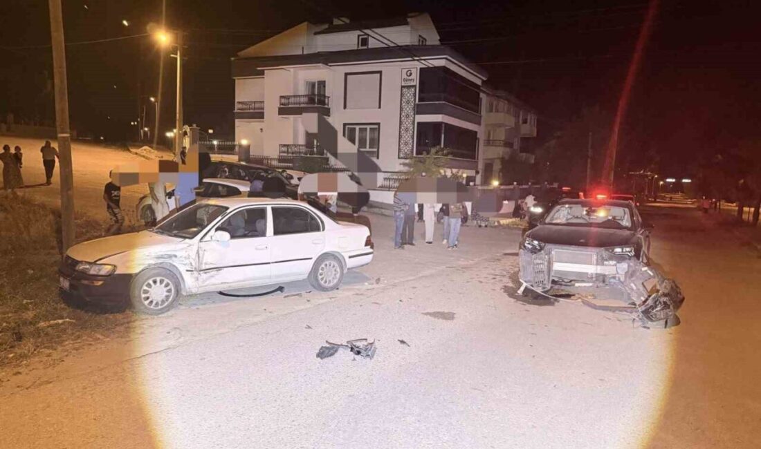 Afyonkarahisar’da iki otomobilin çarpışması sonucu meydana gelen trafik kazasında 3