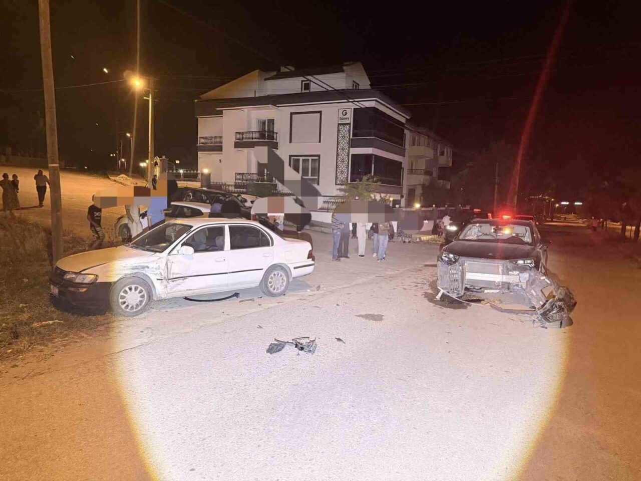 Afyonkarahisar’da iki otomobilin çarpışması sonucu meydana gelen trafik kazasında 3
