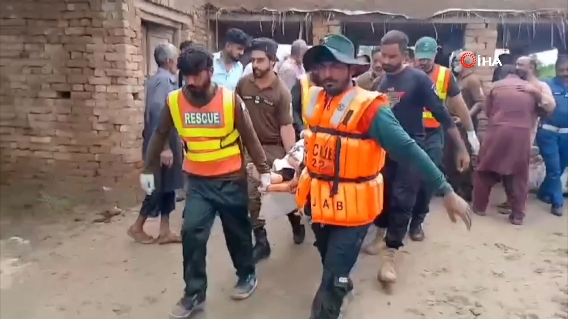 Pakistan'da, Haziran ayının sonlarından bu yana etkili olan şiddetli muson