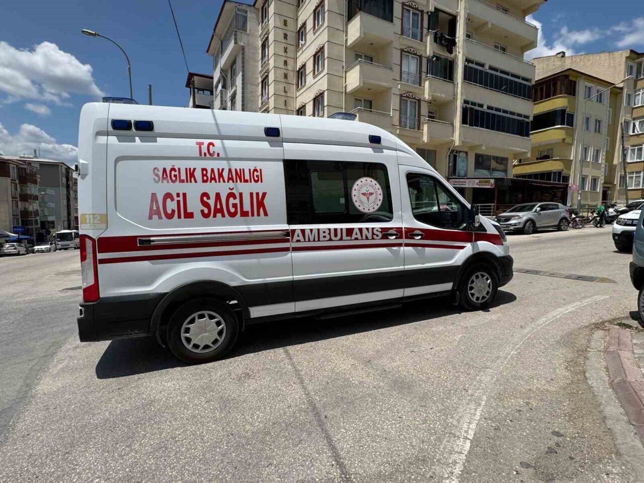 Bilecik’te seyir halindeki otomobilin kontrolden çıkarak park halindeki kamyonete çarpması