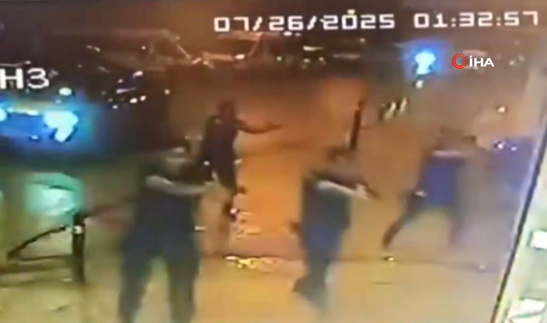 İstanbul Bahçelievler'de, polis ekiplerinin 'dur' ihtarına uymayan silahlı bir şahıs,